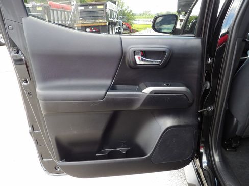 Used 2022 Toyota Tacoma TRD Off-Road w/ Technology Package RWD image 28