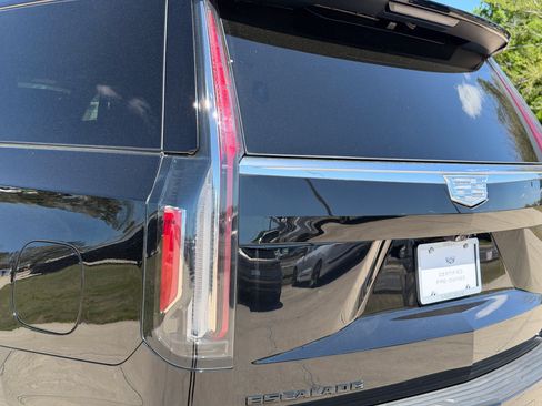 Certified 2022 Cadillac Escalade Premium Luxury Platinum w/ LPO, Radiant Package AWD/4WD image 3