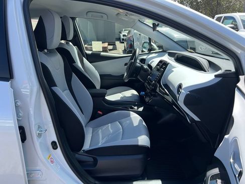 Certified 2022 Toyota Prius LE FWD image 19