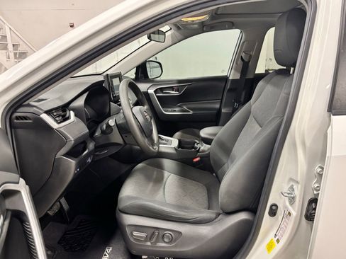 Used 2021 Toyota RAV4 XLE w/ Convenience Package FWD image 15