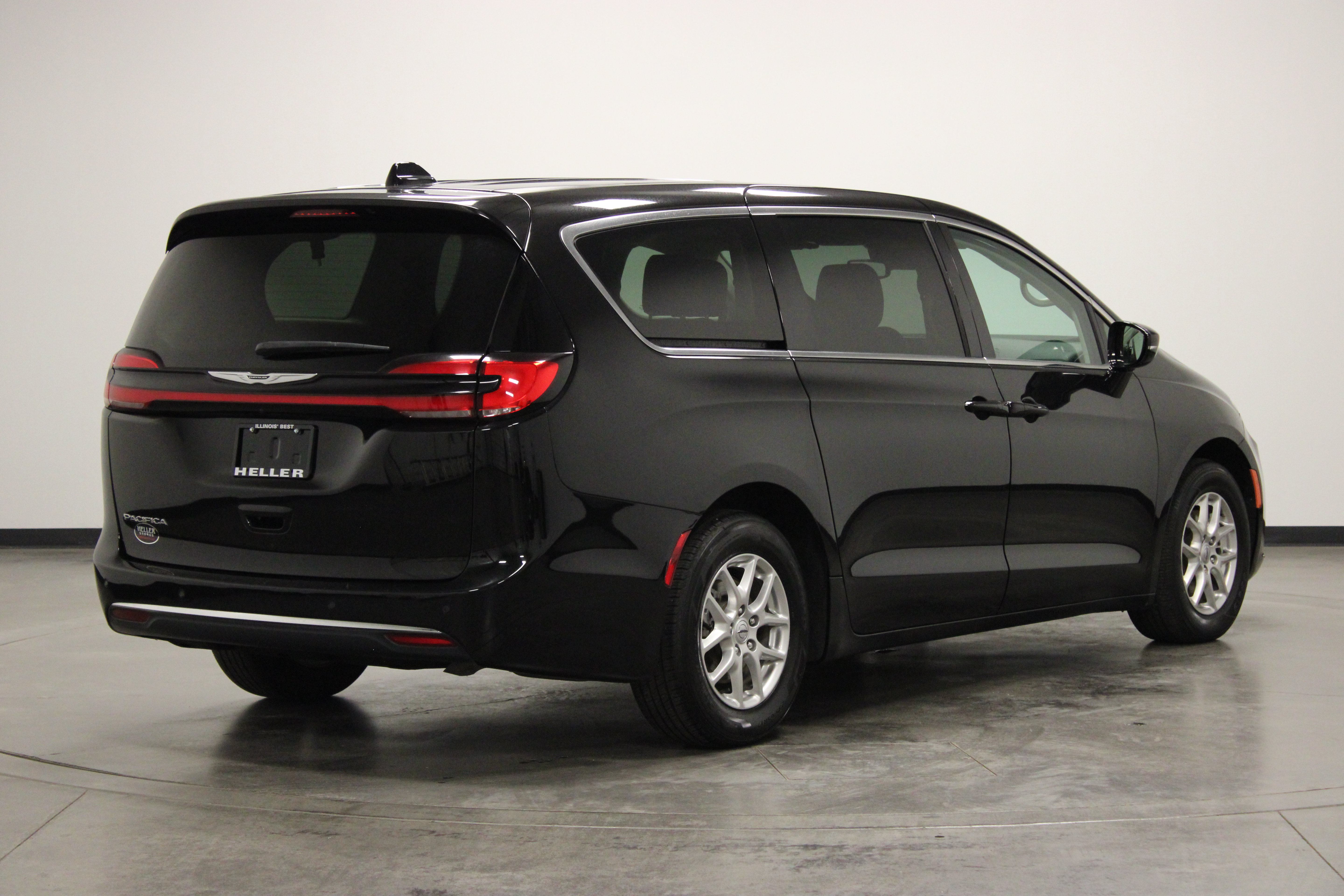 Used 2024 Chrysler Pacifica Touring-L FWD image 8