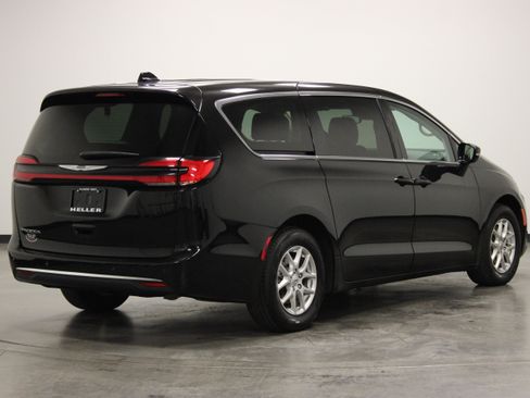 Used 2024 Chrysler Pacifica Touring-L FWD image 8