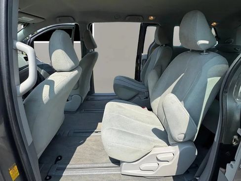 Used 2014 Toyota Sienna L FWD image 10