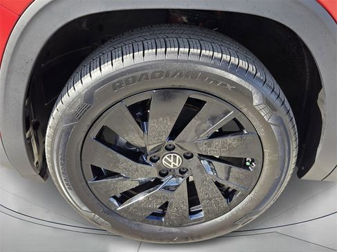 Certified 2025 Volkswagen Atlas SE w/ Black Wheel Package image 9