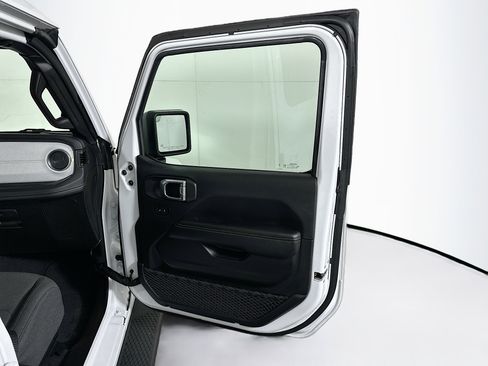 Used 2025 Jeep Wrangler Sahara image 32