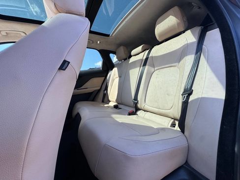 Used 2019 Jaguar F-PACE Premium image 15