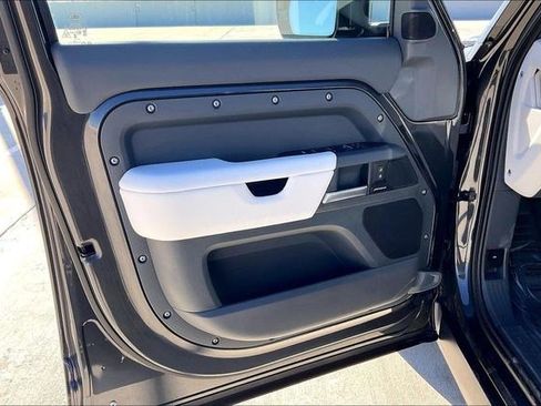Used 2025 Land Rover Defender 110 S image 28