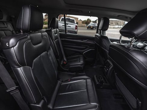 Used 2023 Jeep Grand Cherokee L Limited w/ Luxury Tech Group II AWD/4WD image 33