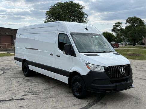 Used 2021 Mercedes-Benz Sprinter 4500 image 1