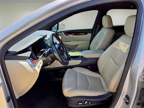 Used 2019 Cadillac XT5 Luxury w/ LPO, Radiant Package FWD image 10