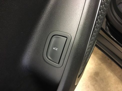 Used 2025 Buick Enclave Preferred image 33