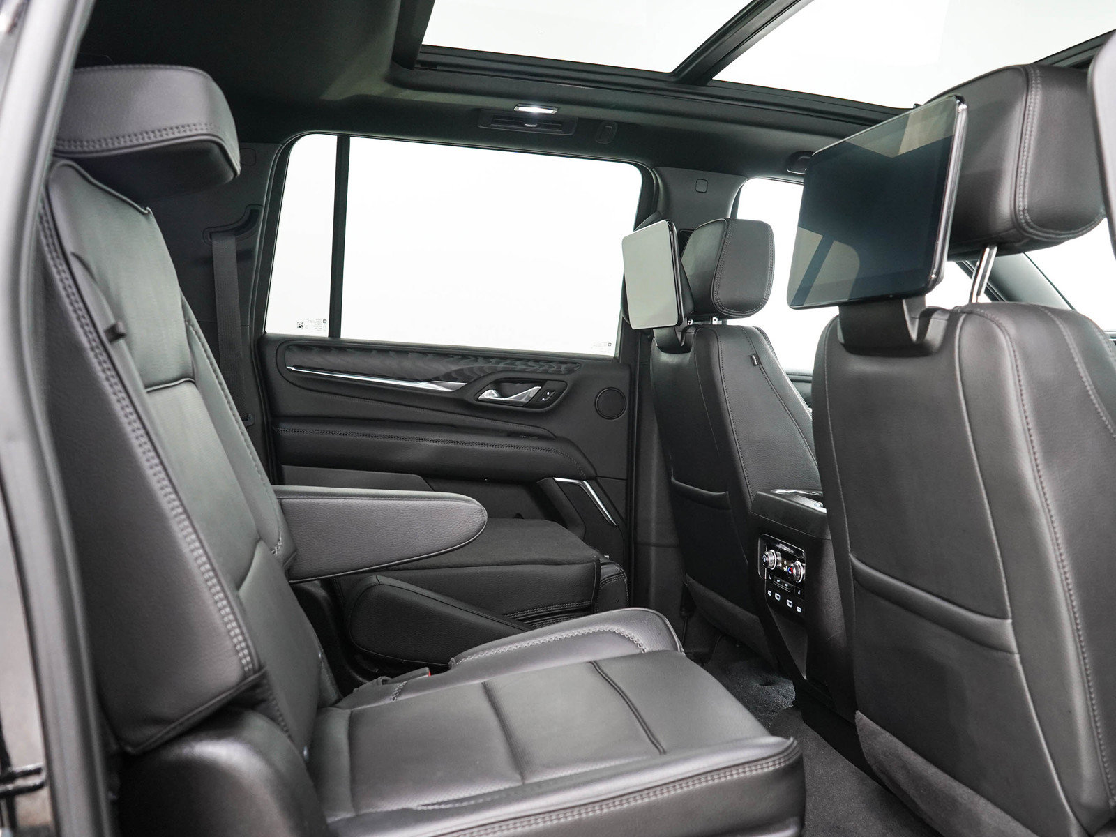 Used 2023 GMC Yukon XL Denali AWD/4WD image 14
