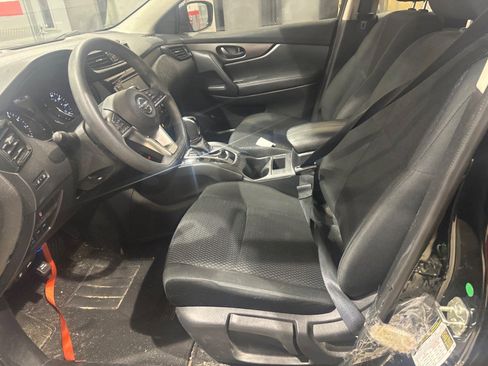 Used 2022 Nissan Rogue Sport S image 2