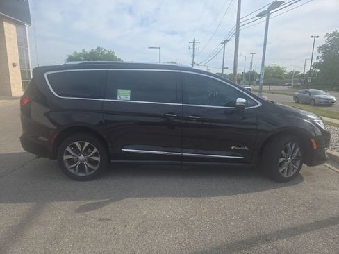 Used 2018 Chrysler Pacifica Limited w/ Tire & Wheel Group FWD image 1