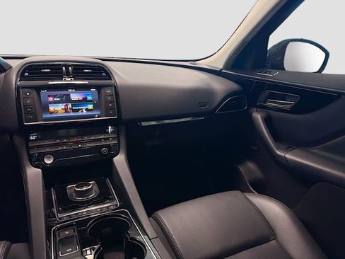 Used 2017 Jaguar F-PACE Premium image 23
