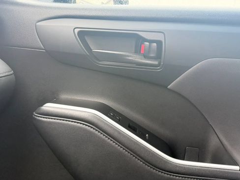 Used 2022 Toyota Highlander L FWD image 26