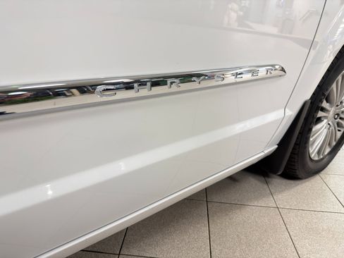 Used 2016 Chrysler Town & Country Touring-L image 62