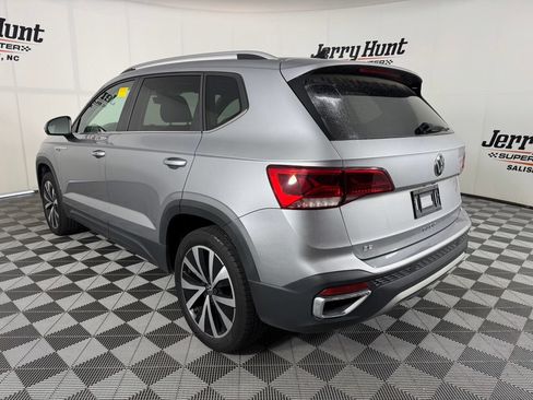 Used 2024 Volkswagen Taos SE w/ Panoramic Sunroof Package FWD image 9