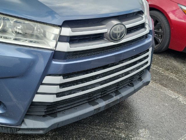 Used 2018 Toyota Highlander LE FWD image 3