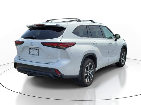 Used 2025 Toyota Highlander XLE AWD/4WD image 6