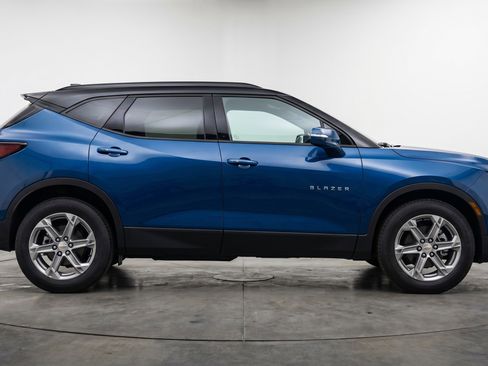 Used 2025 Chevrolet Blazer LT FWD image 11