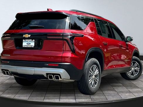 Used 2025 Chevrolet Traverse LT FWD image 6