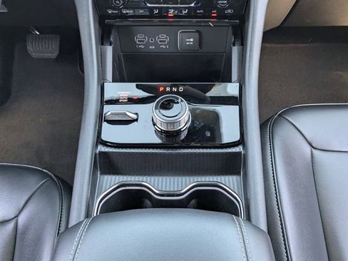 Used 2024 Jeep Grand Cherokee Limited image 19