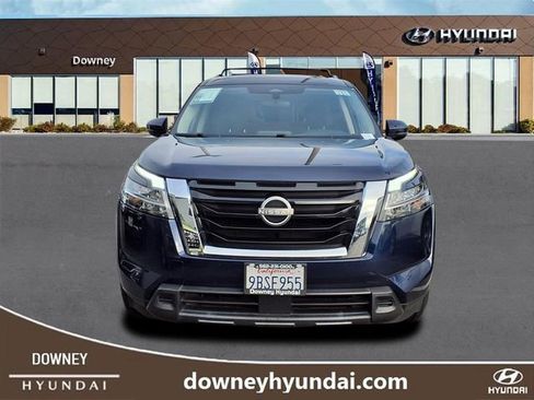 Used 2022 Nissan Pathfinder SV image 2