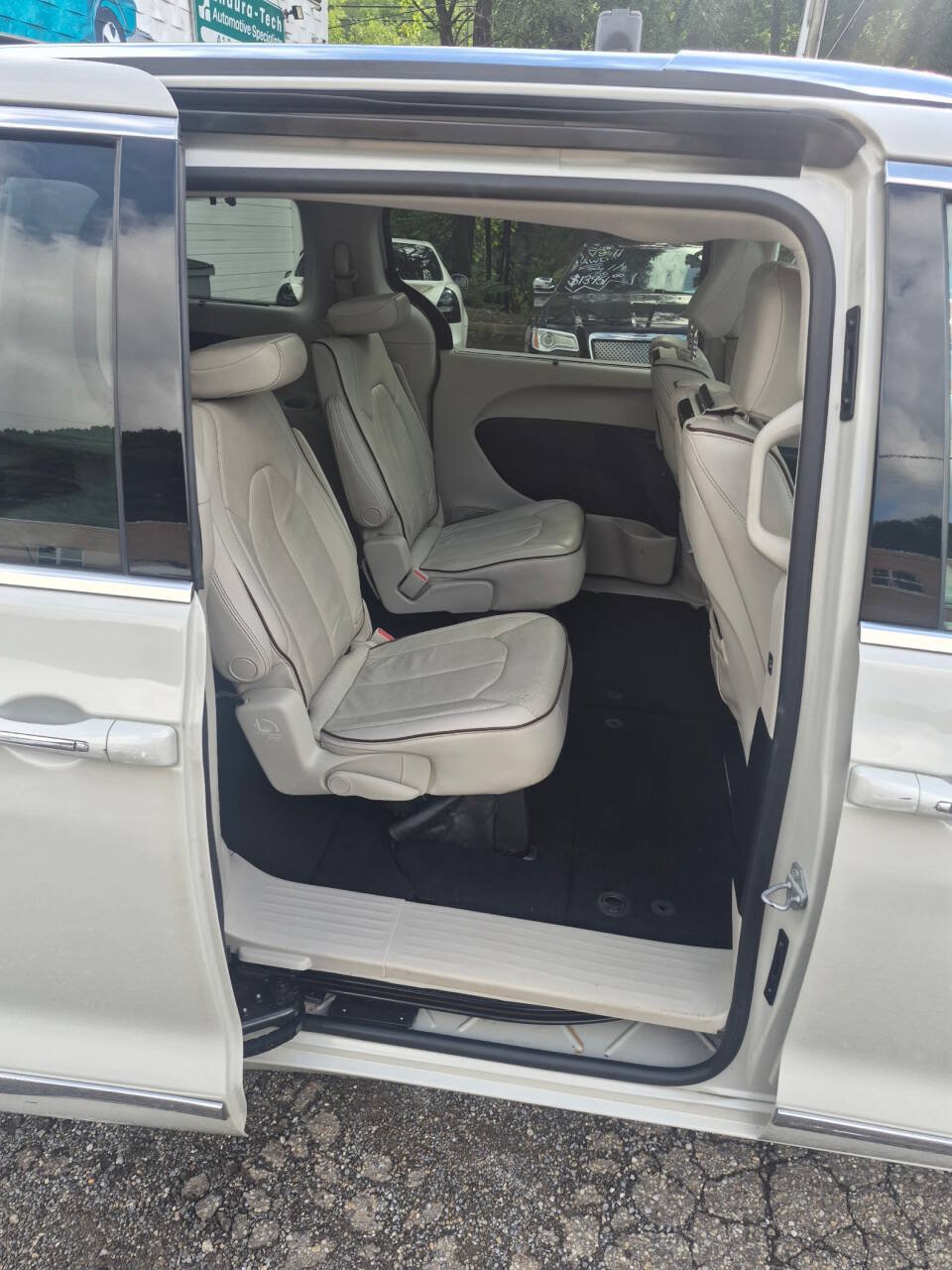 Used 2017 Chrysler Pacifica Limited w/ UConnect Theater Package FWD image 9