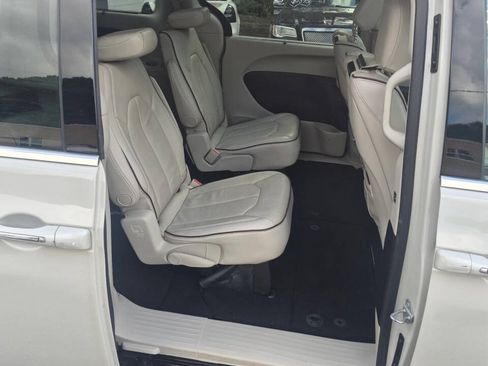 Used 2017 Chrysler Pacifica Limited w/ UConnect Theater Package FWD image 9