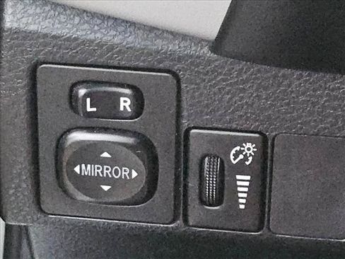 Used 2018 Toyota Corolla LE FWD image 9