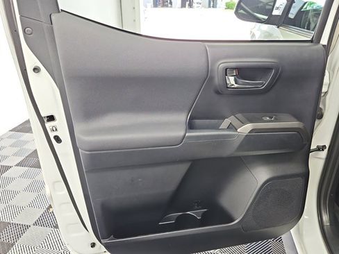 Used 2018 Toyota Tacoma TRD Sport image 14