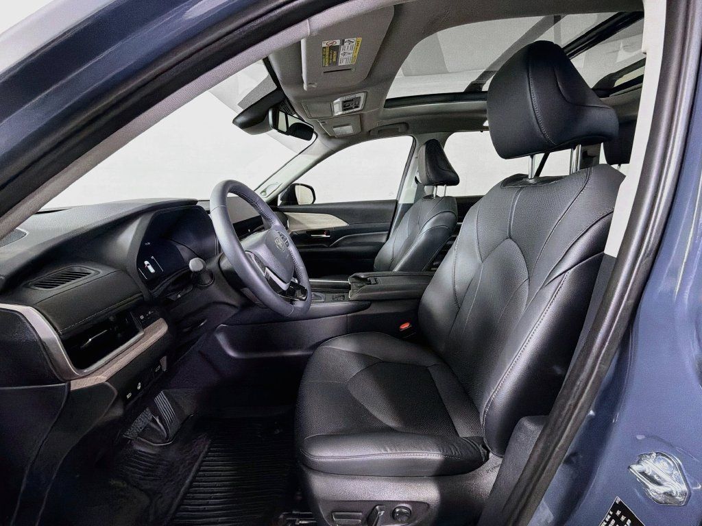 Used 2025 Toyota Grand Highlander AWD image 12
