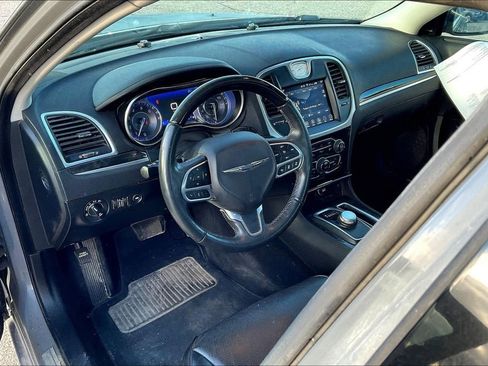 Used 2019 Chrysler 300 Limited w/ Safetytec Plus Group image 7