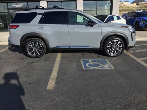 New 2026 Nissan Pathfinder Platinum image 3