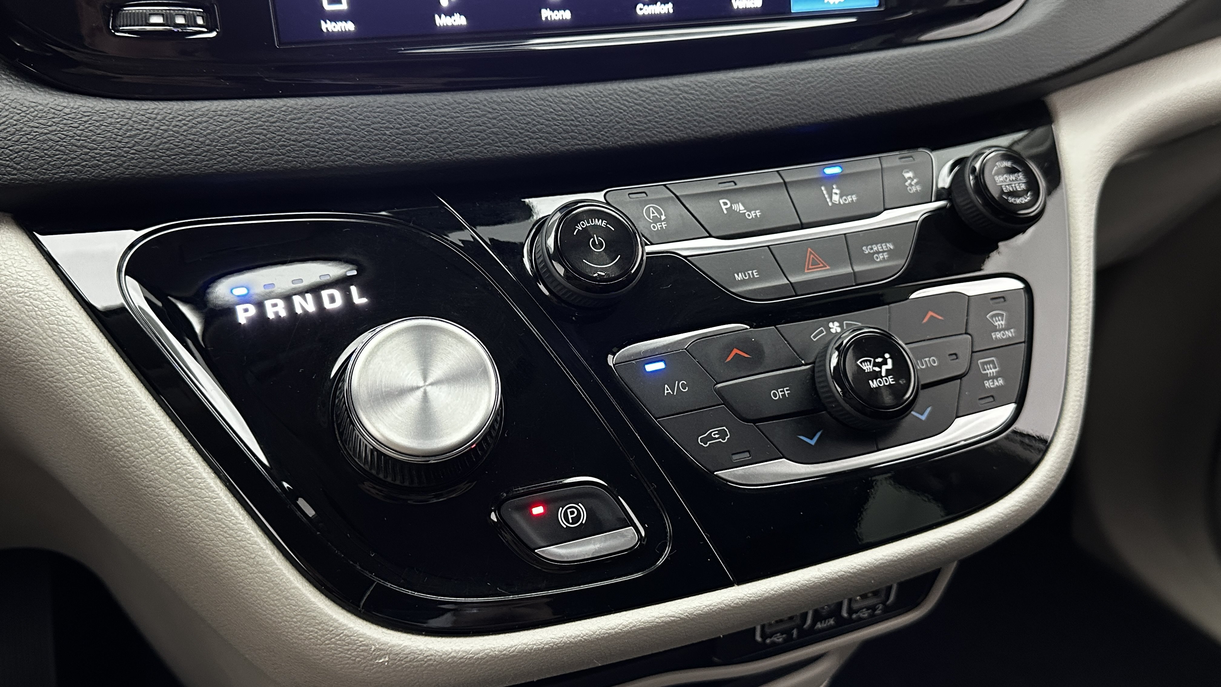 Used 2024 Chrysler Pacifica Touring-L FWD image 16