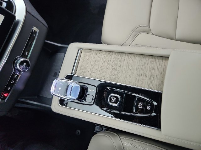 New 2026 Volvo XC90 T8 Plus w/ Protection Package Premier AWD/4WD image 22