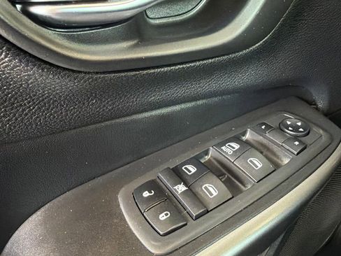 Used 2020 Jeep Cherokee Latitude w/ Cold Weather Group FWD image 21