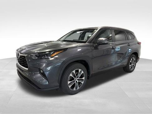 Used 2023 Toyota Highlander L image 3