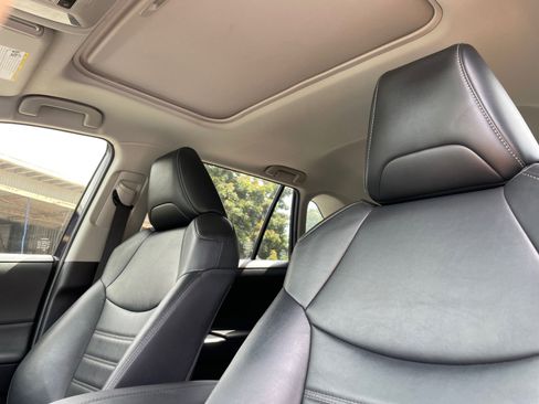 Used 2021 Toyota RAV4 XLE Premium image 18