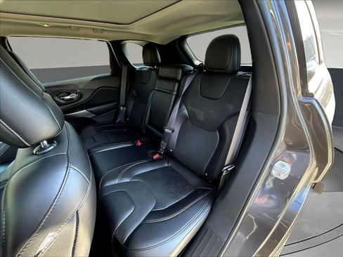 Used 2019 Jeep Cherokee Limited AWD/4WD image 26