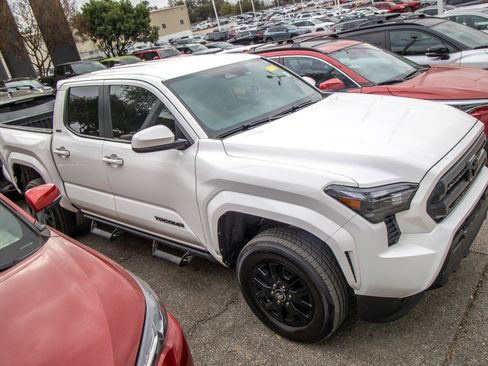 Used 2025 Toyota Tacoma SR5 image 7