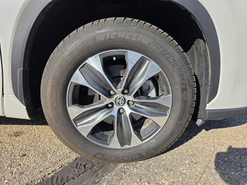 Used 2021 Toyota Highlander XLE AWD/4WD image 44