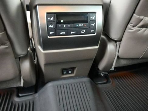 Used 2023 Lexus GX 460 Premium w/ Accessory Package AWD/4WD image 31