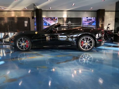 Used 2013 Ferrari California RWD image 10