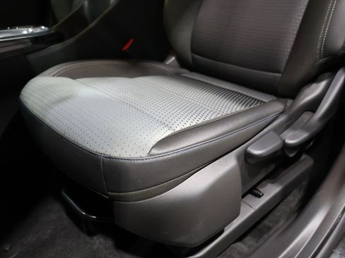 Used 2025 Chevrolet Trax LT w/ LT Convenience Package image 12