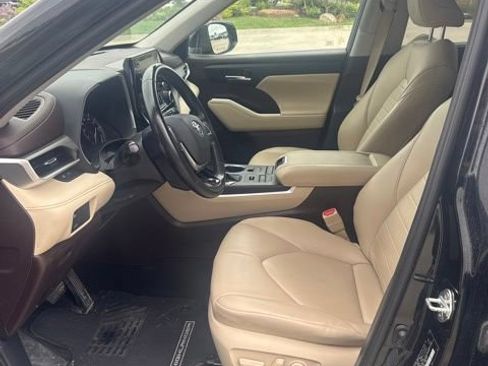 Used 2020 Toyota Highlander XLE AWD/4WD image 36