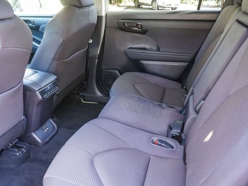 Used 2021 Toyota Highlander LE AWD/4WD image 17