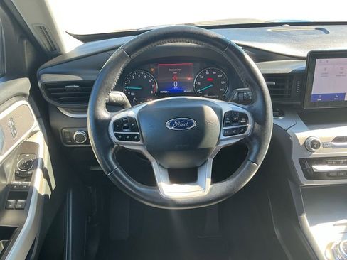 Used 2022 Ford Explorer XLT image 18