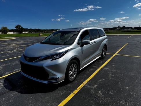 Used 2023 Toyota Sienna XLE AWD/4WD image 3